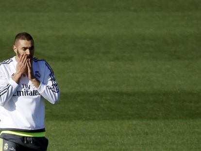 Benzema treina com o Real Madrid.
