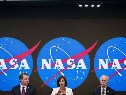 Da esquerda para a direita, Jeff DeWit, Robyn Gatens e o delegado da NASA para exploração humana, Bill Gerstenmaier, nesta sexta-feira em Nova York.