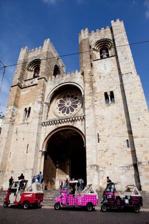 Tuk-tuks em frente da Sé de Lisboa, a catedral.
