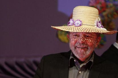 Lula com o chap&eacute;u que &eacute; a marca da Marcha das Margaridas.
