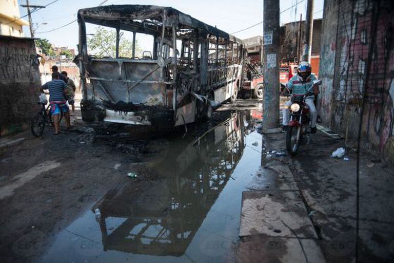 Ônibus incendiado em protesto.
