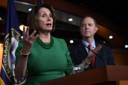 A democrata Nancy Pelosi, presidenta da Câmara de Representantes, e o deputado Adam Schiff, em outubro de 2019, em Washington.