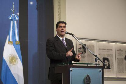 Jorge Capitanich, chefe de Gabinete argentino, fala à imprensa.