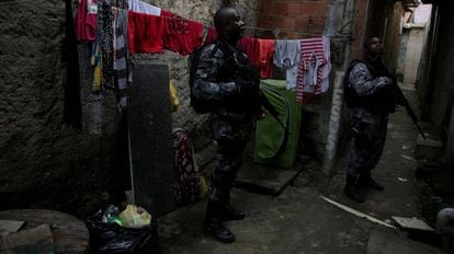 Policiais na favela Kelson, no Rio de Janeiro.