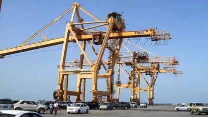 Guindaste de container no porto da cidade de Hodeida, no Iêmen, país que deve ter o maior índice de crescimento econômico em 2019
