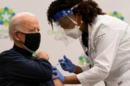 Joe Biden recebe a primeira dose da vacina contra o coronavírus da enfermeira Tabe Mase em Newark, Delaware.