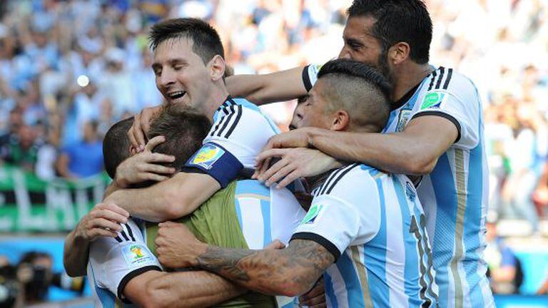 Messi e seus colegas celebram um gol contra o Irã.