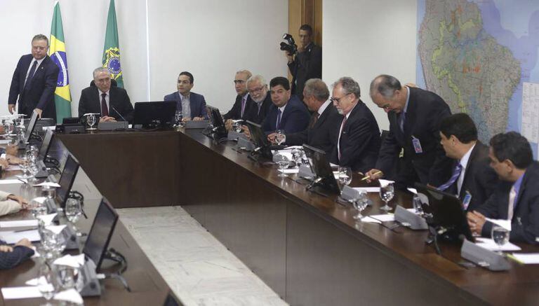 Temer e ministros em reunião neste domingo.