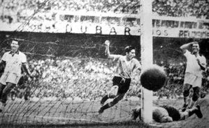 Ghiggia faz o gol ganhador da final contra o Brasil em 1950.