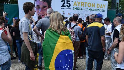 Fãs assinam pôster em homenagem a Ayrton Senna em Imola, na Itália, onde o piloto morreu há 25 anos. Local foi palco de homenagens nesta quarta.