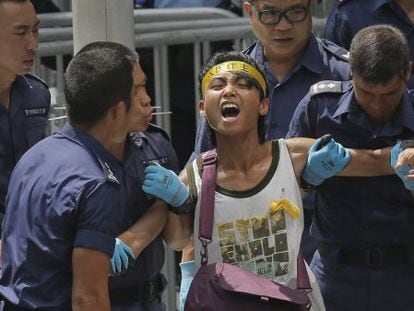 Um estudante é preso em frente à sede do Governo de Honk Kong.