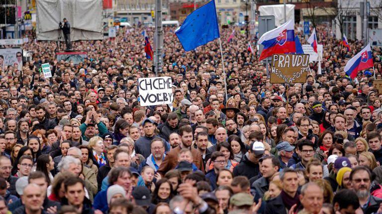 Manifestação no domingo passado em Bratislava para exigir a demissão do chefe da polícia eslovaca depois do assassinato de Jan Kuciak e da sua noiva