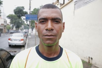 Auxiliar de serviços gerais Robson Oliveira de Almeida: “Lavo as mãos na poça d’água quando chove”