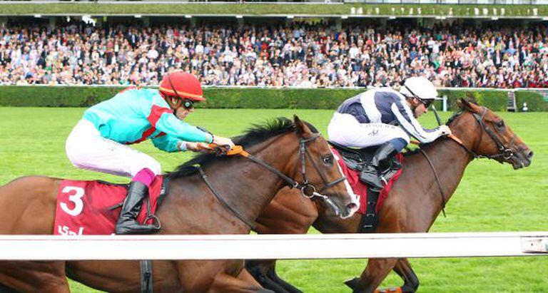 Noozhoh Canarias, em primeiro plano, na corrida em Paris, em outubro.
