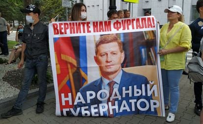 Várias pessoas seguram uma faixa em apoio ao governador de Khabarovsk Krai, Sergei Furgal, neste sábado, em Khabarovsk.