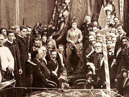 Isabel, o Conde d'Eu e o escritor Machado de Assis na Missa Campal da Abolição da Escravatura, em 17 de maio de 1888.