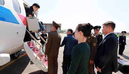 Grupo de jornalistas sul-coreanos chega à Coreia do Norte para assistir ao desmantelamento do centro de testes nucleares.