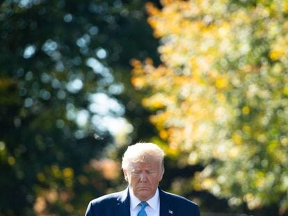 O presidente Trump nos jardins da Casa Branca.
