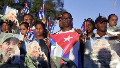 Cubanos com fotos de Fidel em Santiago.