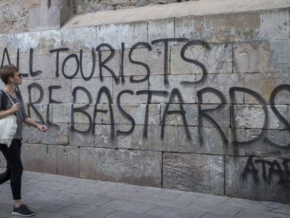 Pichações contra o turismo em Barcelona.