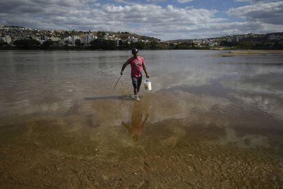 Roberto Carlos, morador de Colatina, não sabe ao certo se a água está contaminada, mas voltou a pescar.