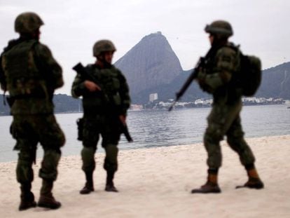 Soldados do exército brasileiro na praia do Flamengo, no Rio de Janeiro, nesta terça-feira.