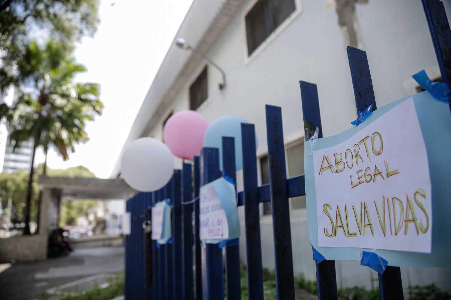Balões a favor do aborto foram pendurados em frente ao Centro Integrado de Saúde Amaury de Medeiros (Cisam), no Recife, onde a menina realizou o procedimento.