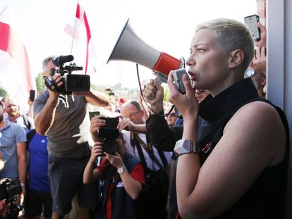 Kolesnikova fala a trabalhadores de uma fábrica de tratores de Minsk durante uma greve, em 17 de agosto.