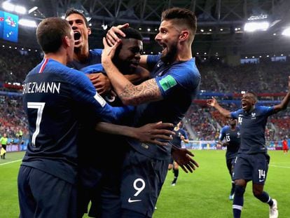 Franceses comemoram com Umtiti gol que deu a vaga na final para a seleção.