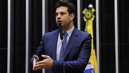 Leonardo Picciani discursa no plenário.