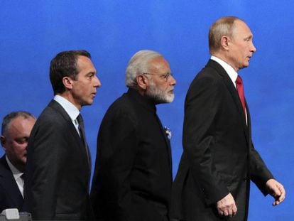 Putin com o primeiro-ministro indiano e o chanceler austríaco, nesta sexta-feira.