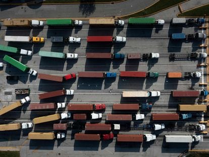 Caminhões com contêineres no porto de Baltimore, em 14 de outubro.