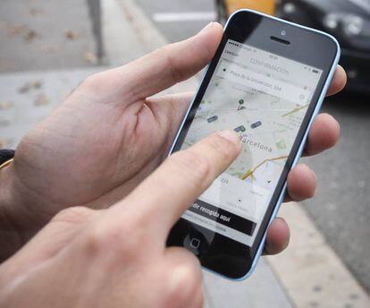 Um usuário utiliza um aplicativo para solicitar um serviço de táxi.