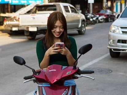Mulher usa o celular na Tailândia, na última sexta-feira.