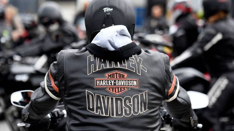Motociclista fã da marca Harley-Davidson em Hamburgo, Alemanha.