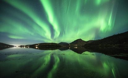 Uma aurora boreal em Sandhornøya (Noruega).