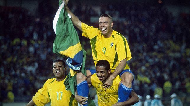 Ronaldo e Vampeta comemoram a conquista do pentacampeonato.