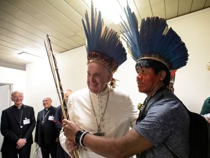 Papa Francisco se reúne com indígenas no Vaticano.