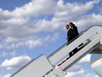 Barack e Michelle Obama descem do Air Force One em Boston.
