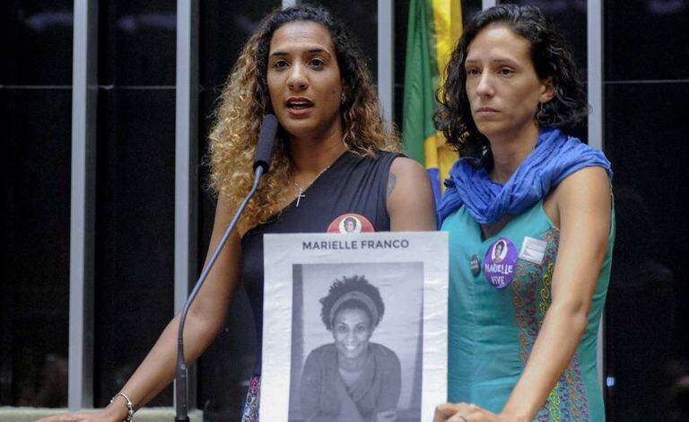 Irmã e namorada de Marielle Franco, Anielle Silva e Monica Tereza Benicio participam de cerimônia na Câmara dos Deputados em março de 2018.