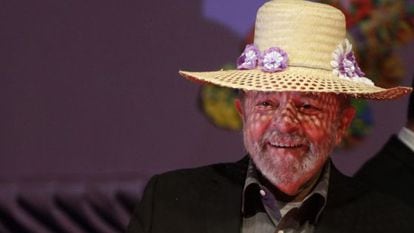 Lula com o chapéu que é a marca da Marcha das Margaridas.