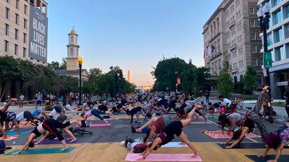 Uma aula de ioga, na sexta-feira passada, na praça do Black Lives Matter em Washington.