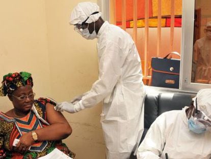 Mulher recebe vacina do ebola em Conakry, na Guiné.