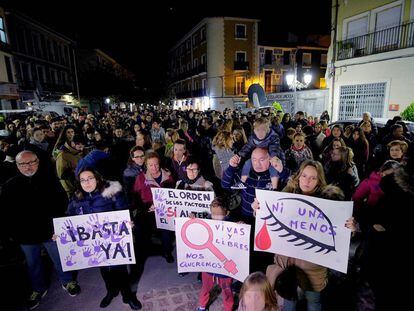 Manifestação em Elda contra a violência de gênero, após o assassinato de uma mulher nessa localidade