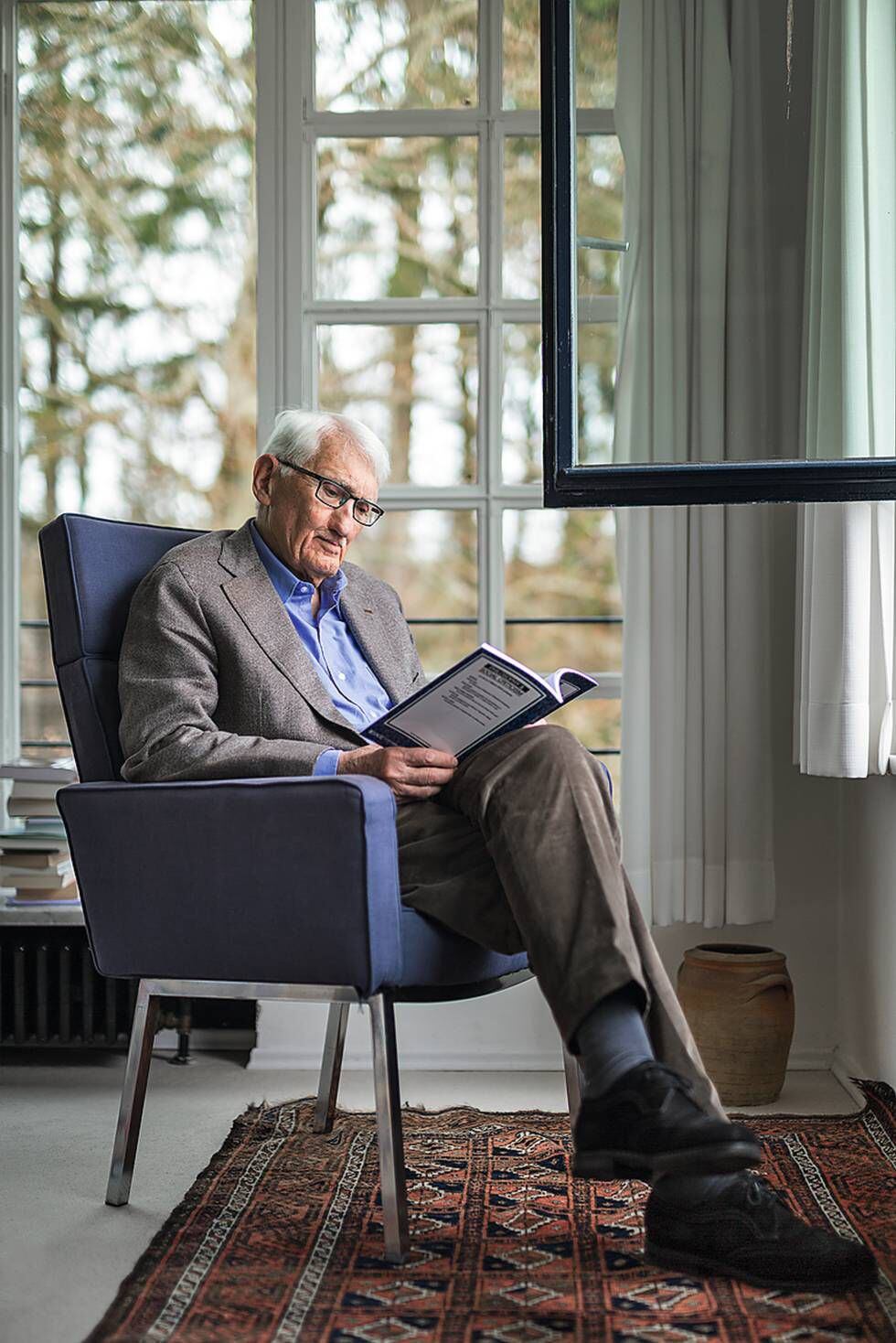 Jürgen Habermas lê na sala da sua casa em Starnberg, perto de Munique.