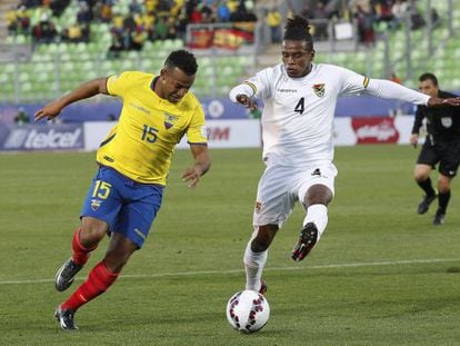 Morales, da Bolívia, disputa a bola com Quiñonez.