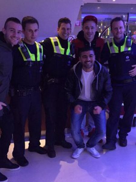 Nainggolan acabou tirando foto com os policiais.