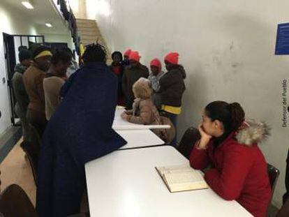 A defensora pública Soledad Becerril visitou em fevereiro o CIE de Algeciras, um dos mais deteriorados. O que se vê na foto não é um corredor, e sim a ‘sala de entretenimento’ das mulheres, onde elas passam o dia