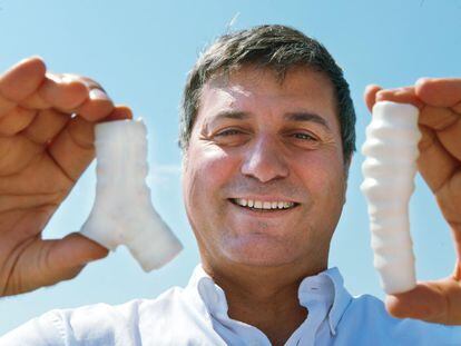 O cirurgião Paolo Macchiarini mostra, em 2011, as traqueias de plástico que usava em seus transplantes.