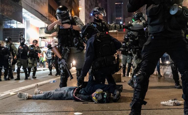 Policiais prendem um manifestante nesta quarta-feira em Hong Kong.